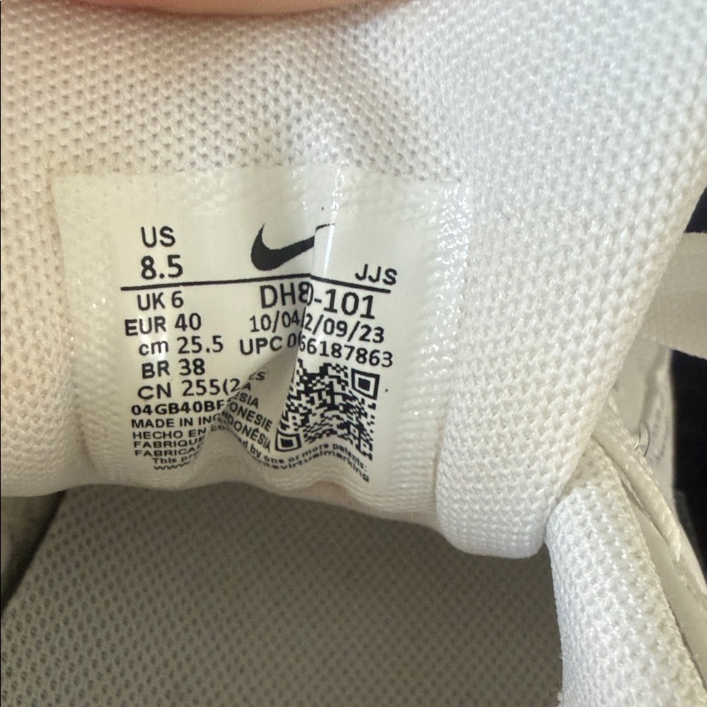 Nike Air Max Women's White with Black Swoosh Athletic Shoes - Picture 8 of 9